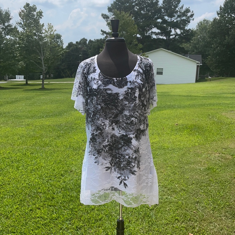 NWOT Brittany Black Women’s Black and White Top